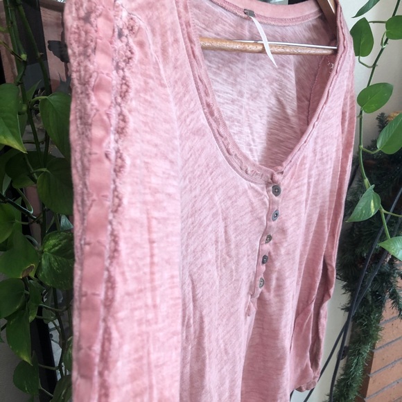 Free People Tops - 🤩Free People light peach top - Large